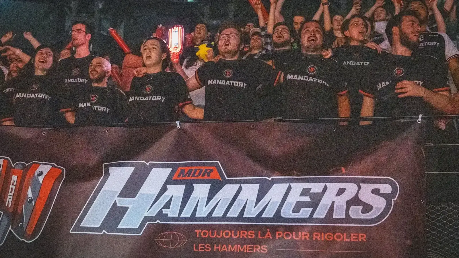Supporters Hammers devant la bannière « Toujours là pour rigoler »