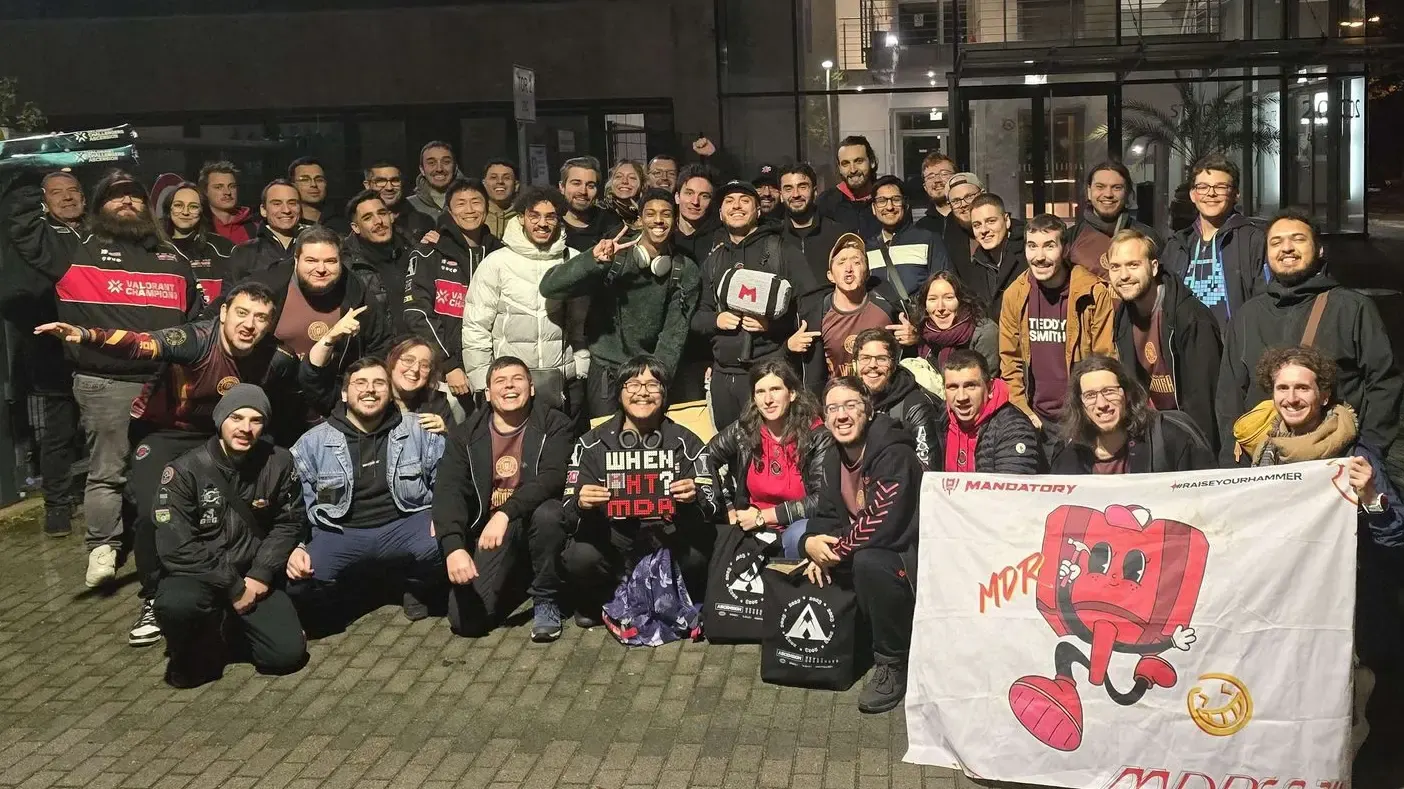 Groupe de Hammers réunis de nuit lors du déplacement Challenger's Day 2025