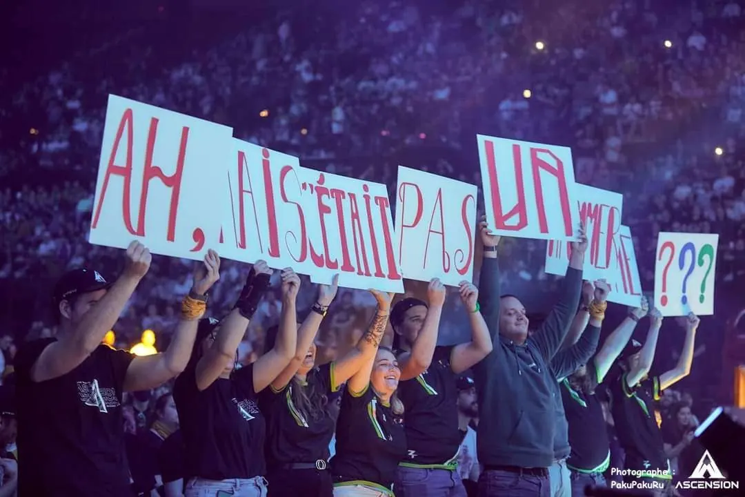Pancartes de supporters formant la phrase « Ah mais c'était pas un Hammer ?? » en tribune