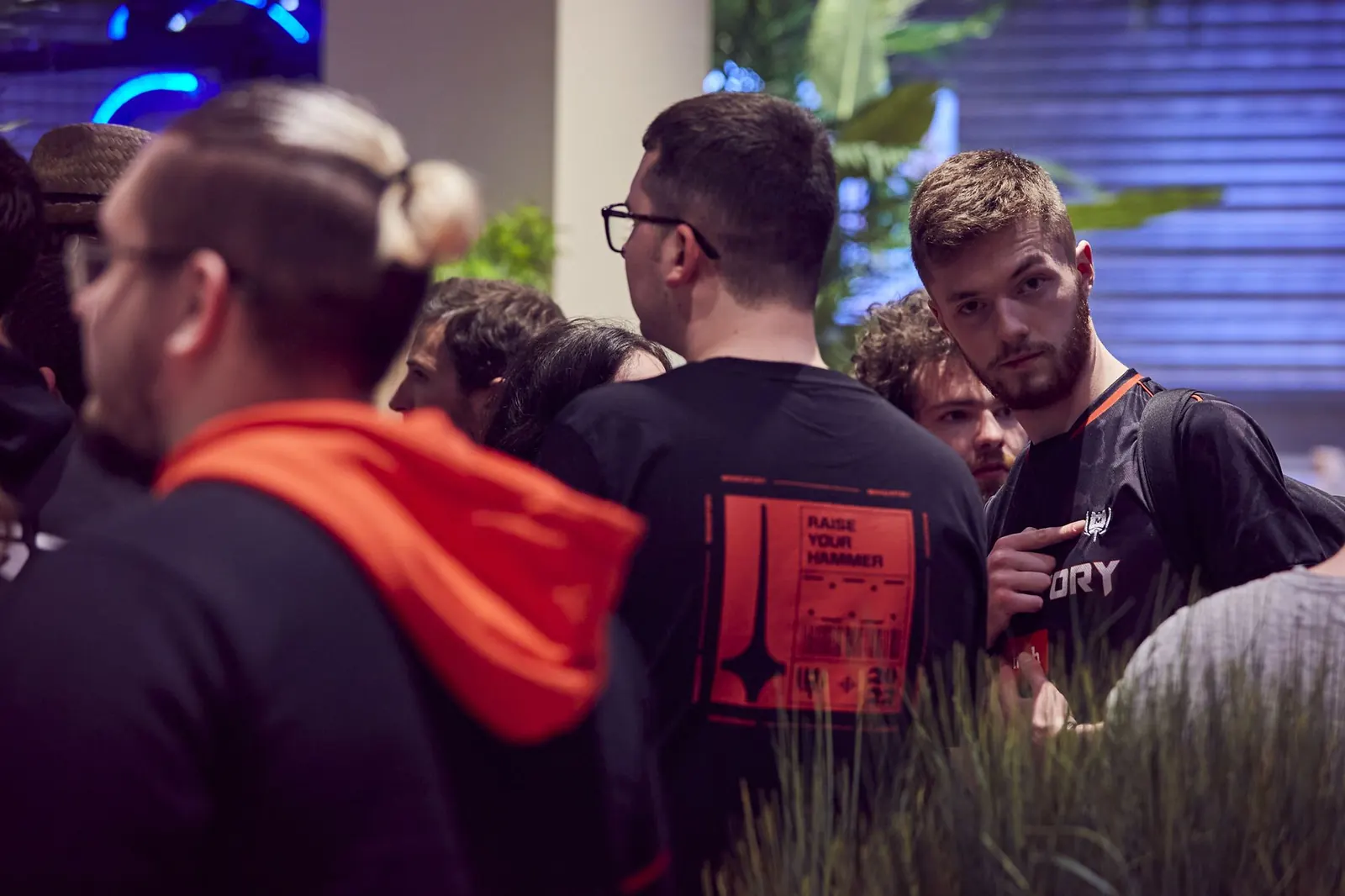 Membres des Hammers réunis en sortie sociale, en t-shirt « Raise Your Hammer »